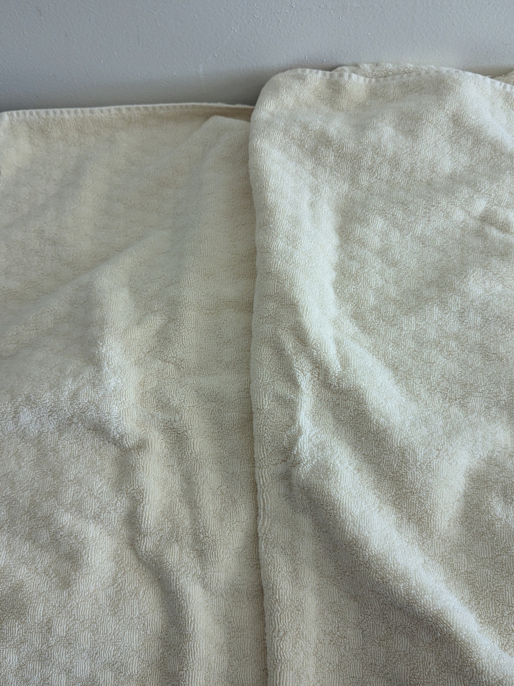 Cozy western-themed towel set in cream and brown with running horse/horseshoe - Picture 4 of 8